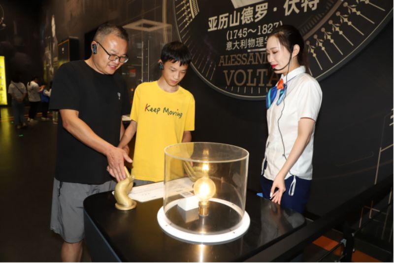 河南省科技馆迎来第300万幸运观众(1)491.jpg
